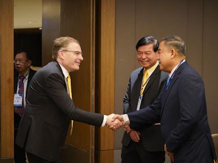 IOI President, Chris Field PSM and Secretary-General of the office of the Ombudsman of Thailand, Keirov Kritteeranon.